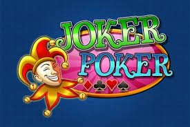 Myanmar ကစားသမား မိုဘိုင်းဖုန်းမှ Online Casino ကစားနေသောပုံ